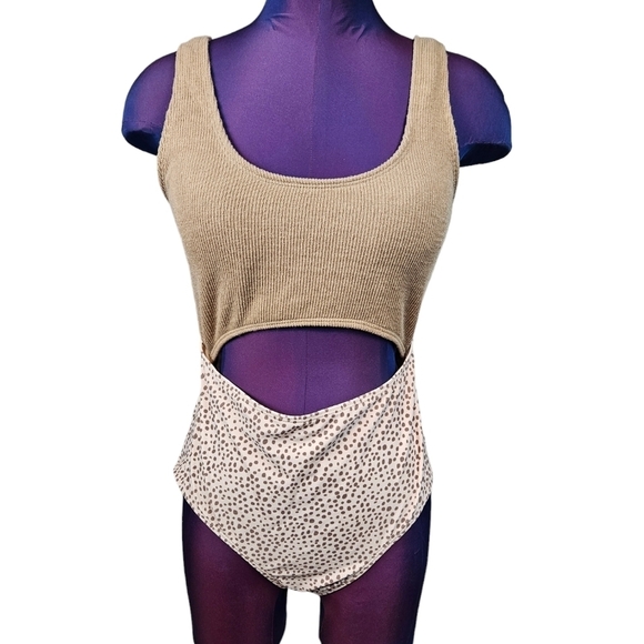 Unbranded Neutral Cut Out One Piece Swim Suit Bathing Suit Size Medium Women Q15 - Picture 1 of 9